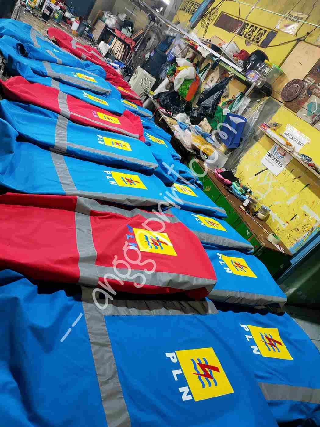 Sablon Jas Hujan Custom, Branding Tahan Hujan untuk Promosi dan Armada